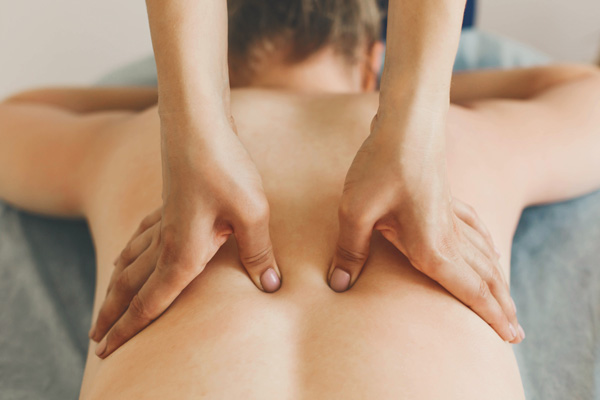 Physiotherapie Aedtner Massagen - Dorn-Breuß Therapie Anwendung Dorn-Breuß Therapie bei der Massage - Physiotherapie Aedtner